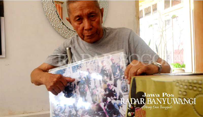 E.J. Vence Kandouw menunjukkan foto bersama rekan-rekannya usai melakukan pengangkatan jenazah korban G30S/PKI di Lubang Buaya Jakarta Timur.