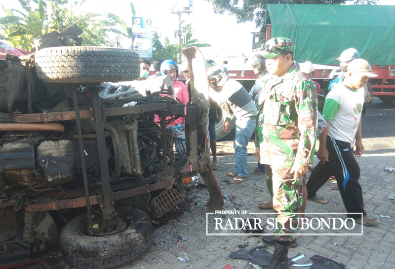 TERGULING: Warga dan apparat mengevakuasi Microbus N 7388 EA, di Jalan Raya Desa Besuki, Kecamatan Besuki, Situbondo, Sabtu lalu (23/9).