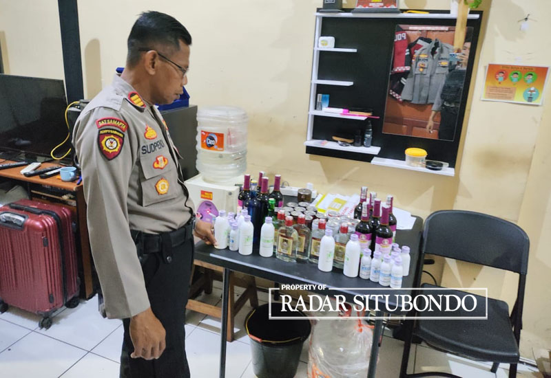 DATANGI TOKO: Anggota Samapta Polres Situbondo menggeledah minuman beralkohol di Toko Jamu milik Jisin Wirogo, Jl. Irian Jaya Mimbaan, Kabupaten Situbondo, Minggu malam (24/9) sekitar pukul 20.30.