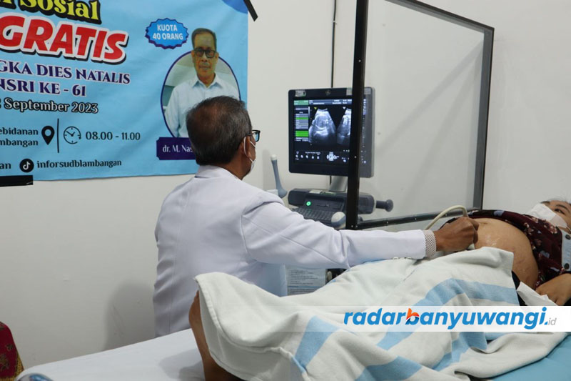 GRATIS: dr. M. Nasir SpOG Subsp Kfm melakukan USG kepada pasien di RSUD Blambangan, Banyuwangi.