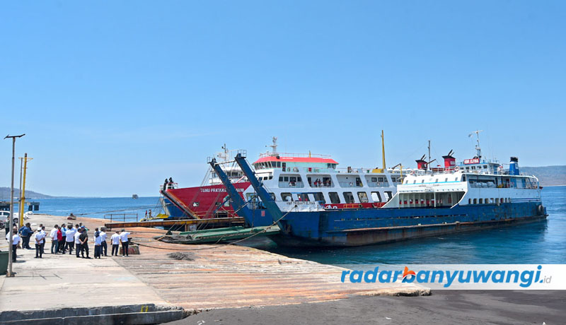 TINJAU LAPANGAN: Rombongan stakeholder pelabuhan meninjau dermaga di belakang Banyuwangi Beach, Senin (25/9). Tempat ini diproyeksikan sebagai dermaga bongkar muat darurat jika terjadi kemacetan.