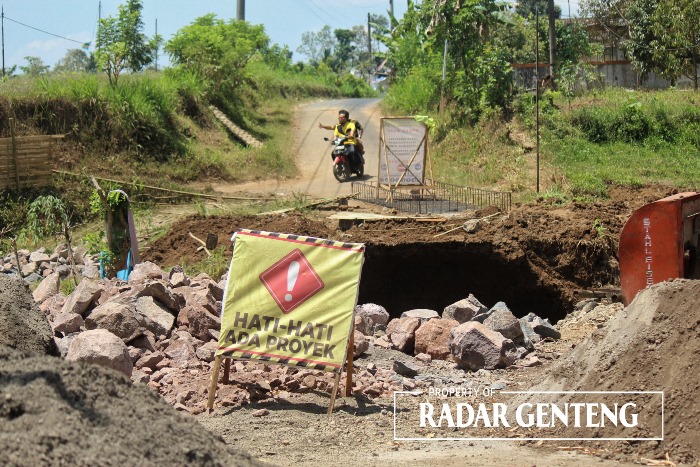EKONOMI TERDAMPAK: Jembatan putus di Desa Kajarharjo, Kecamatan Kalibaru akibat banjir bandang pada November 2022 membuat pemilih usaha merugi, Senin (25/9)