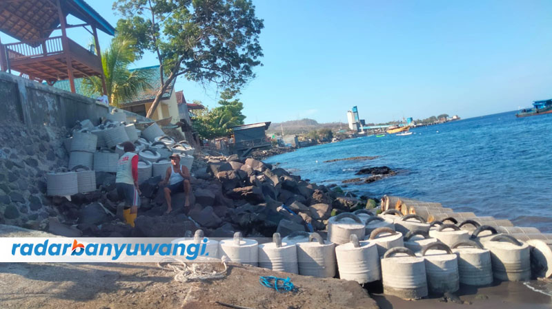 CEGAH OMBAK: Puluhan breakwater dipasang di belakang Markas Satpolairud Banyuwangi, Selasa (26/9).