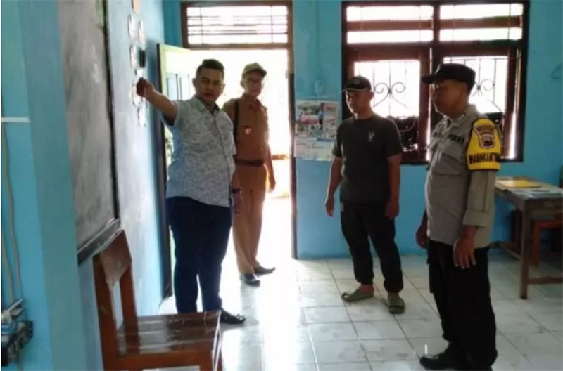 Polisi mengecek lokasi pembacokan yang dilakukan seorang siswa Madrasah Aliyah di Demak terhadap gurunya. (Polres Demak/Antara)