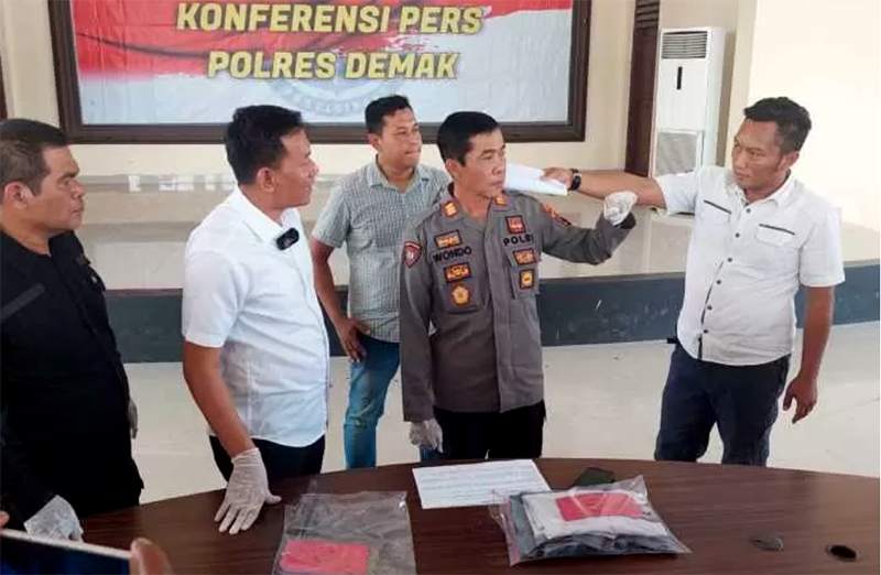 Kasatreskirm AKP Winardi memimpin gelar perkara pembacokan di Mapolres Demak. Pelaku pembacokan guru tidak dihadirkan karena masih di bawah umur.