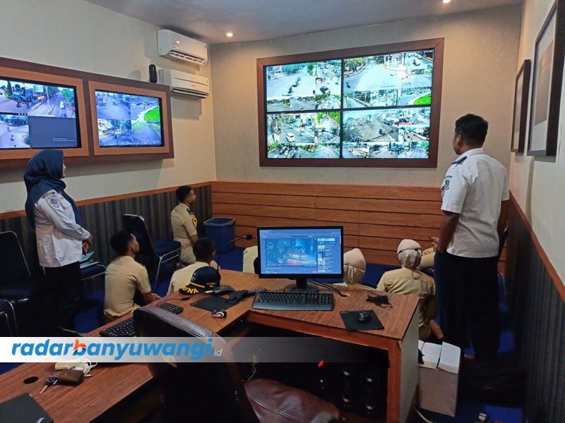 DIPANTAU OPERATOR: Sejumlah petugas memantau pelanggar lalu lintas lewat layar monitor di kantor Dishub Banyuwangi, Selasa (26/9).