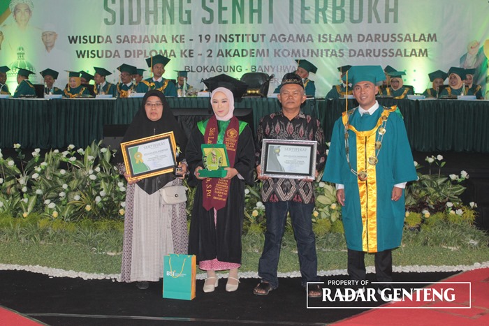 MEMBANGGAKAN: Siti Lailatul Badriyah (dua dari kiri) bersama Rektor IAI Darussalam Dr KH Ahmad Munib Syafa