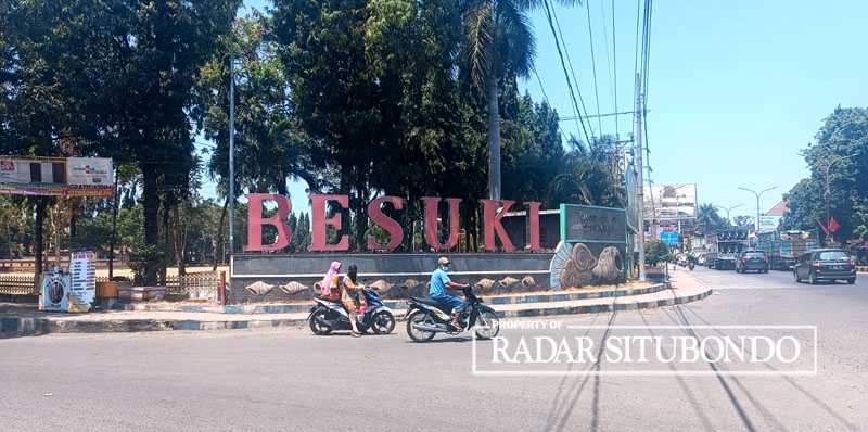 AKAN DIRENOVASI: Area Alun-Alun Besuki dilalui kendaraan roda dua dan roda empat, Rabu (27/9).