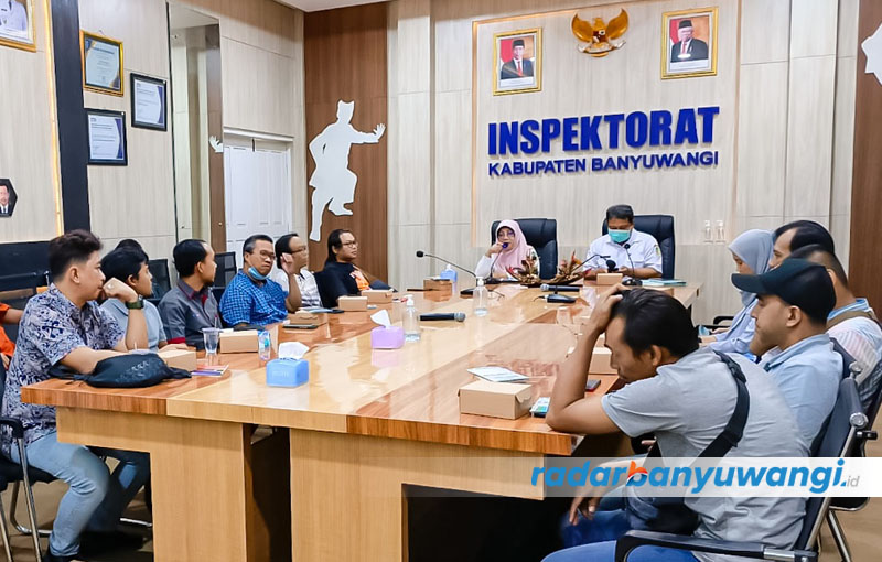 UPAYA PENCEGAHAN: Sosialisasi pengendalian gratifikasi di kantor Inspektorat Banyuwangi kemarin (27/9) dihadiri para rekanan penyedia barang dan jasa serta sejumlah kontraktor.