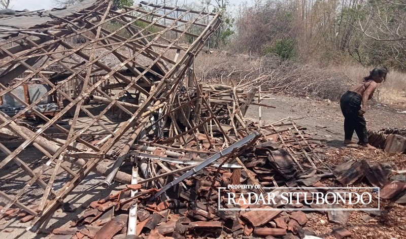 RUSAK BERAT: Mistawi 52, warga Dusun Campalok, Desa Jatisari, Kecamatan Arjasa, Situbondo, memilih pecahan asbes di halaman rumahnya, Rabu (27/9).
