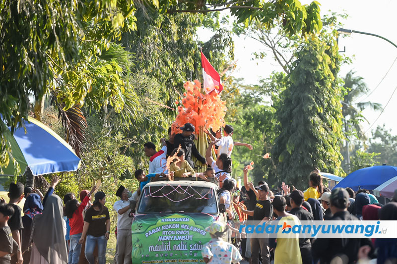 SATU JAM LUDES: Warga dan penonton berebut kembang telur yang diarak keliling kampung di Desa Kaotan, Kecamatan Blimbingsari, Rabu (27/9).
