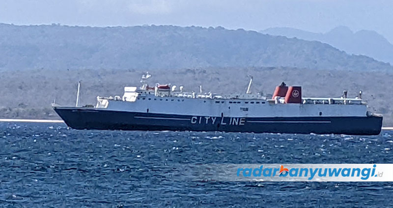Kapal ALP, salah satu kapal yang melayani rute Pelabuhan Ketapang menuju Lombok NTB.