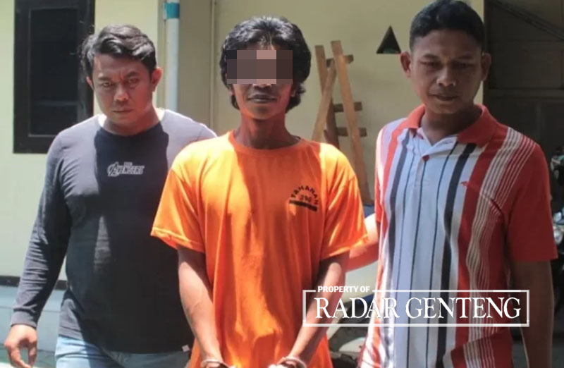 Jaohari digiring anggota Unit Reskrim Polsek Sempu ke ruang penyidikan, Selasa (26/9).