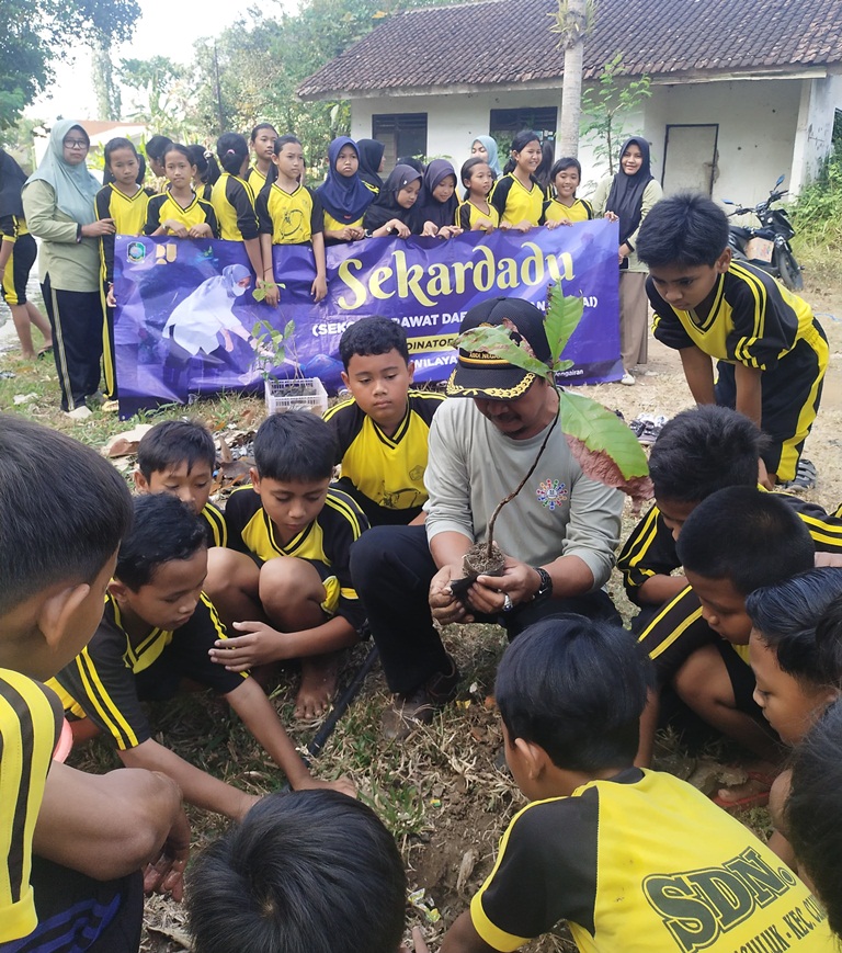 EDUKASI: Petugas Korsda Cluring mengajari cara menanam bibit pohon nangka pada para siswa SDN 2 Benculuk, Desa Benculuk, Kecamatan Cluring pada Jumat (29/9).