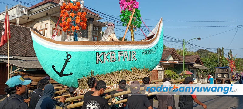 MERIAH: Warga mengarak kembang telur yang disusun dalam replika perahu Nabi Nuh pada pawai Maulid di Dusun Sukorejo, Desa Lemahbangkulon, Kecamatan Singojuruh, Kamis (28/9).