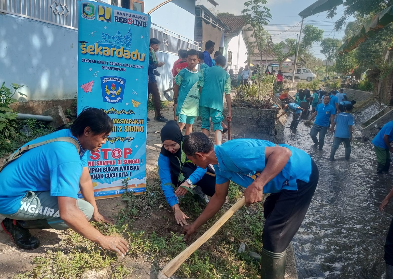 SEKARDADU: Petugas Korsda Genteng bersama guru dan siswa SMPN 2 Srono menanam pohon dan membersihkan sungai di Dusun Suwaluh, Desa Sumbersari, Kecamatan Srono Jumat (29/9).