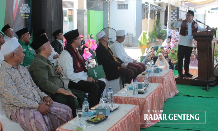 OPTIMISTIS: Muhaimin Iskandar menyampaikan sejarah pasangan AMIN disaksikan KH Zainullah Marwan, KH Abdul Gofar, Bacapres Anies Baswedan, KH Ahmad Hisyam Syafaat dan KH M Hasyim Syafaat, Kamis (28/9).