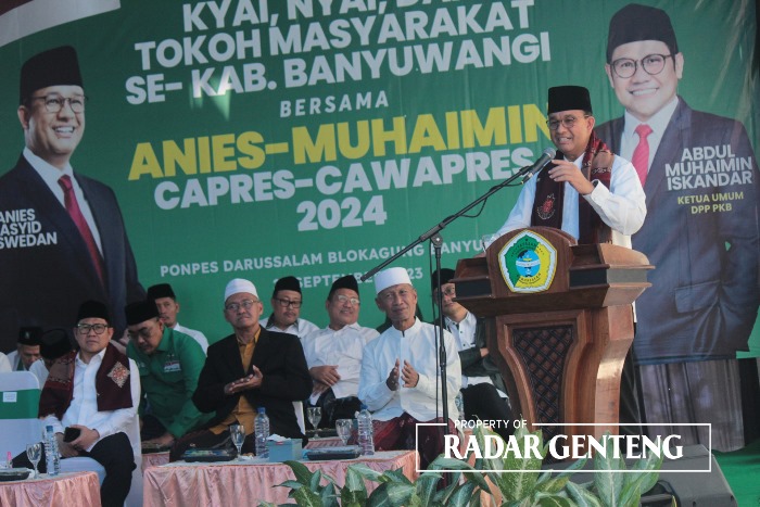 KEHORMATAN: Bacapres Anies Baswedan saat menyampaikan orasi tentang perubahan yang lebih baik bagi Indonesia di Ponpes Darussalam, Blokagung, Kamis (28/9).