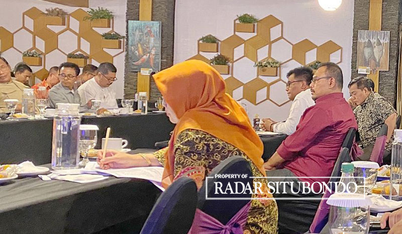 BAHAS PAD: Jajaran badan anggaran DPRD bersama Tim TAPD Pemkab Situbondo rapat bersama di salah satu hotel di Jember, Kamis malam (28/9).