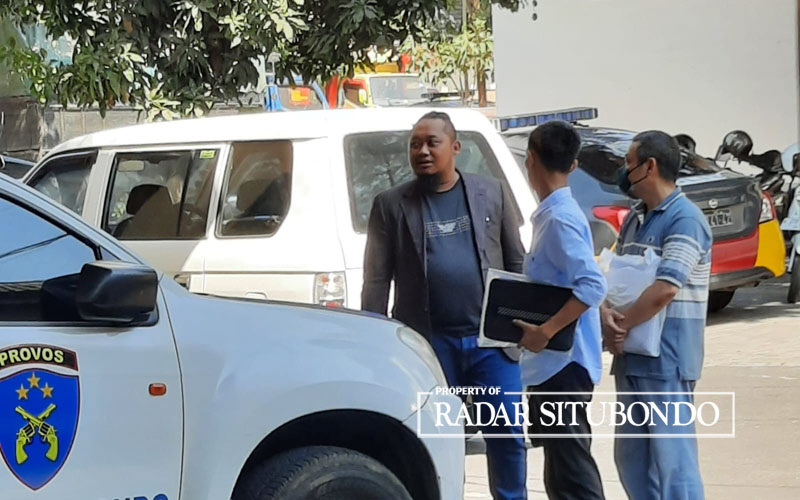 MENUJU RUANG PENYIDIK: Krisliawan (kanan) didampingi dua kuasa hukumnya, Jayadi, SH (tengah) dan Ali Musthofa di halaman Polres Situbondo, Jumat (29/9).