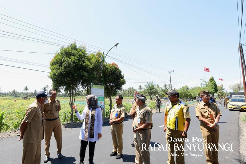 BIAR AWET: Bupati Banyuwangi Ipuk Fiestiandani meninjau ruas Jalan Bomo-Kumendung Muncar yang telah tuntas dibangun dengan anggaran tahun 2023.