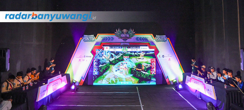 USUNG SPORTIVITAS: Para pemain bertanding di lantai tiga Gedung Juang 45 Banyuwangi dalam turnamen Mobile Legends Youtix Esport, Jumat (29/9).