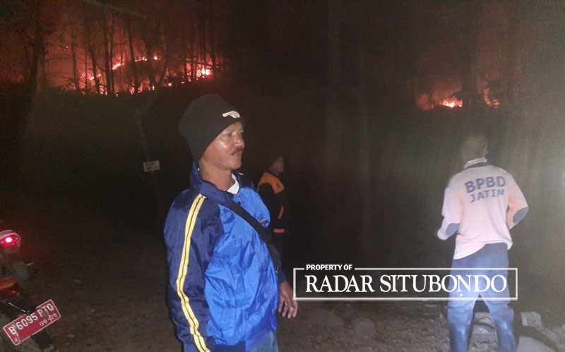 TIM PEMADAM GABUNGAN: Petugas Perhutani dan anggota BPBD Situbondo melakukan pemadaman api di hutan, Dusun Tanggulangin, Kecamatan Suboh, Kamis malam (28/9) pukul 18.30.