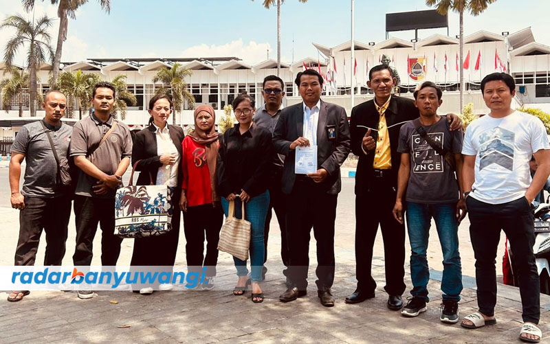 RUGI RP 2,6 MILIAR: Korban investasi FEC didampingi Bomba Sugiarto (tiga dari kanan) usai mengadu ke kantor Otoritas Jasa Keuangan (OJK) di Jember, Jumat (29/9).