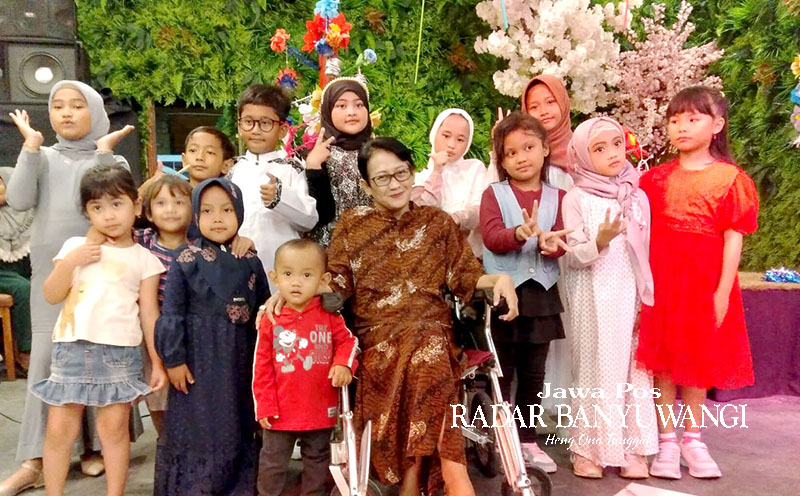 RIANG: Inne Suherman foto bersama murid Bina Vokalia usai kegiatan weekend music school di Hall Deli Lounge and Cafe Banyuwangi, Sabtu (29/9).