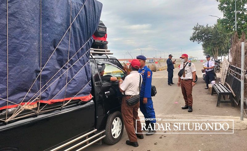 ANTISIPASI DINI: Anggota Satpolairud Polres Situbondo melakukan penjagaan di pintu masuk Pelabuhan Jangkar, Minggu (1/10).