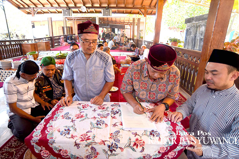 TEKEN: Kadapi Kadiso menandatangani ikrar wakaf untuk Masjid Muhammad Cheng Hoo dan Lembaga Pendidikan dan Kemakmuran Umat Islam di kampus KLLC pada Sabtu (30/9).