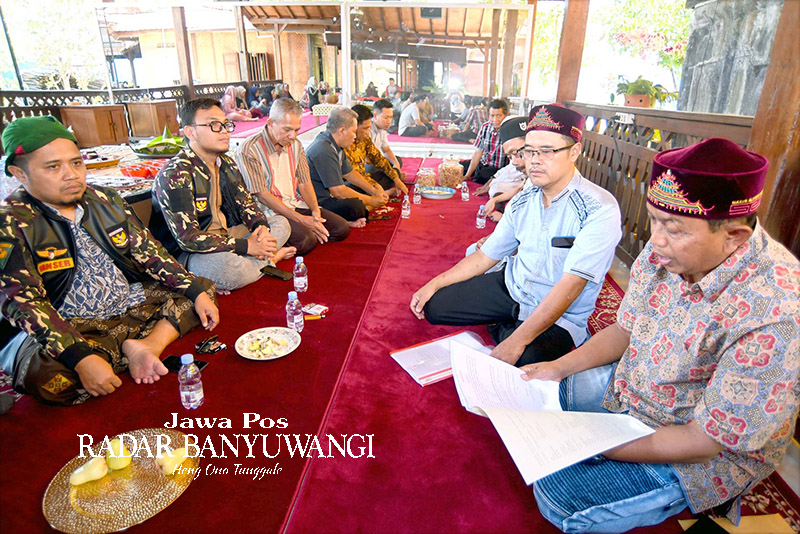DAPAT PERSETUJUAN KELUARGA: Kadapi Kadiso membacakan ikrar wakaf disaksikan pihak KUA Banyuwangi, pengurus Yayasan Haji Muhammad Cheng Hoo, pihak nazhir, dan sejumlah warga sekitar.