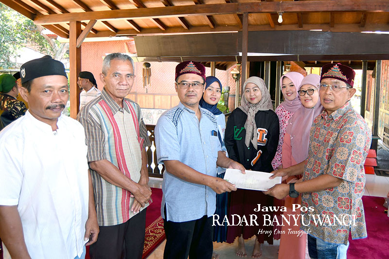 SERAH TERIMA: Kadapi Kadiso menyerahkan dokumen wakaf kepada pihak nazhir.