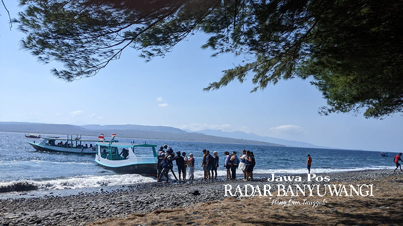 WISATA BAHARI: Wisatawan naik perahu dengan tujuan Pulau Menjangan dan Pulau Tabuhan dari Grand Watudodol (GWD), Minggu (1/10).