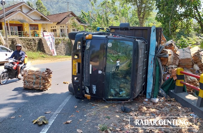 LAKA TUNGGAL: Truk  Fuso dengan Nopol  P 8845 UQ yang disopiri Sugiyanto terguling di tikungan Patung Gandrung di Jalur Gumitir Dusun Barurejo, Desa Kalibaru Manis, Kecamatan Kalibaru, Minggu (1/10).