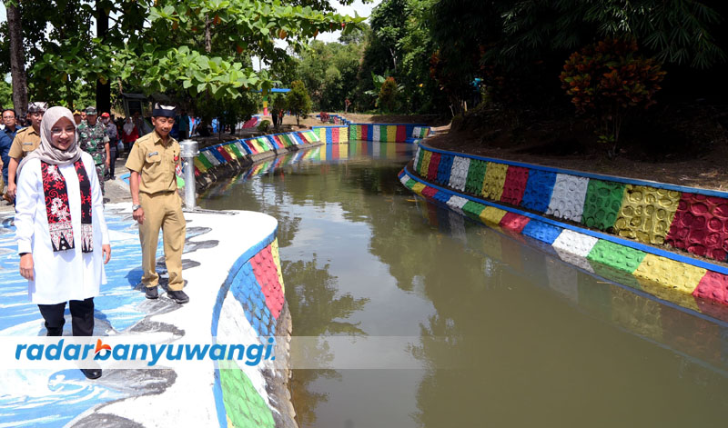 UNTUK IRIGASI: Bupati Ipuk bersama Kepala Dinas PU-Pengairan Guntur Priambodo mengecek Dam Rogojampi beberapa waktu lalu.