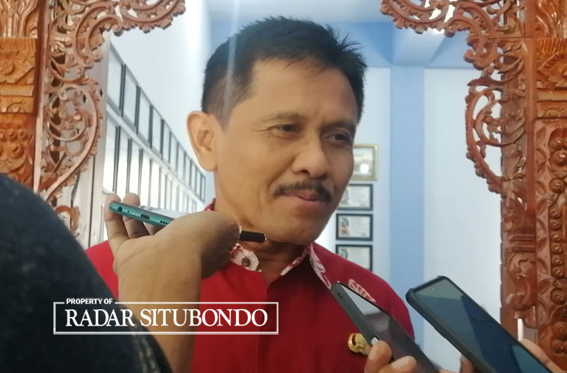 DITODONG REKAN MEDIA: Kepala Cabang Dinas Pendidikan (Kacapdin) wilayah Bondowoso-Situbondo Slamet Riyadi memberikan penjelasan kepada rekan media, usai mengisi acara di SMAN 1 Situbondo, Senin (2/10)