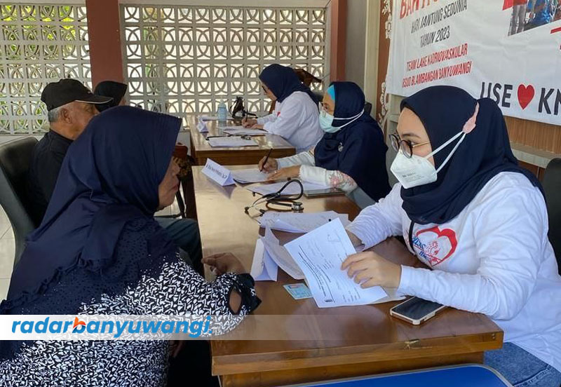 BAKSOS: Dokter spesialis jantung memberikan konseling hasil pemeriksaan kepada masyarakat di Pendapa Kecamatan Songgon, Banyuwangi, Sabtu lalu (30/9).
