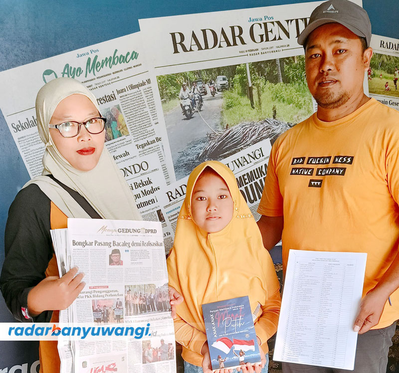 SASTRA: Revanda Rizki didampingi kedua orang tuanya mendaftar Liga Puisi di kantor Jawa Pos Radar Genteng Jalan KH Hasyim Asyari, Desa Genteng Wetan, Kecamatan Genteng.