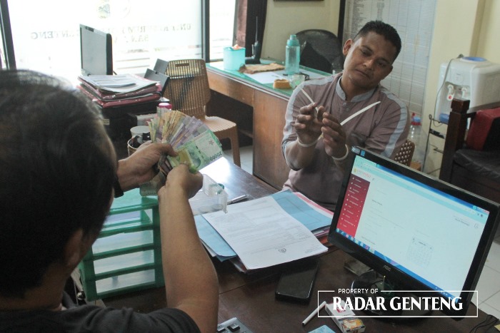 TERDUGA PELAKU: Riyanto menjalani pemeriksaan di ruang Unit Reskrim Polsek Genteng, Senin (2/10)