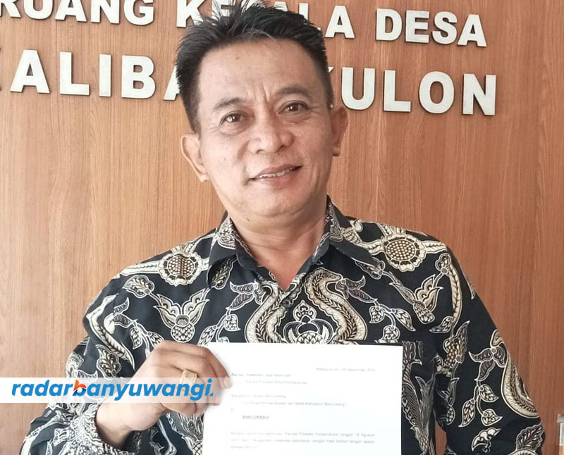 PERJUANGKAN NASIB: Risano Muhammad Sholeh menunjukkan surat yang dikirimkan kepada Bupati Banyuwangi Ipuk Fiestiandani, Senin (2/10).