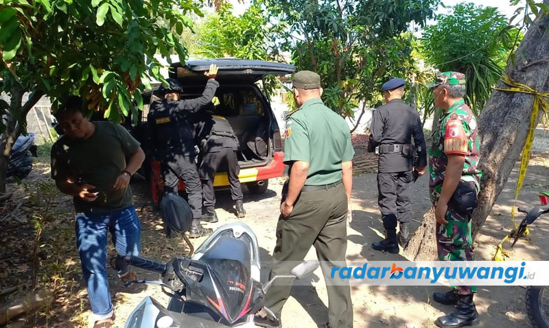 EVAKUASI GRANAT: Tim Jihandak Gegana Koorps Brimob Bondowoso mengevakuasi granat dari sawah milik Agus Abdurrahman di Lingkungan Karangasem, Kelurahan Patokan, Kecamatan/Kota Situbondo, Selasa (3/10).