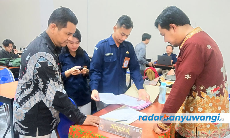TERAKHIR: Ari Mustofa (pakai batik) bersama staf KPU dan Bawaslu meneliti berkas pengajuan rancangan pencermatan DCT parpol di kantor KPU Banyuwangi, Selasa (3/10).