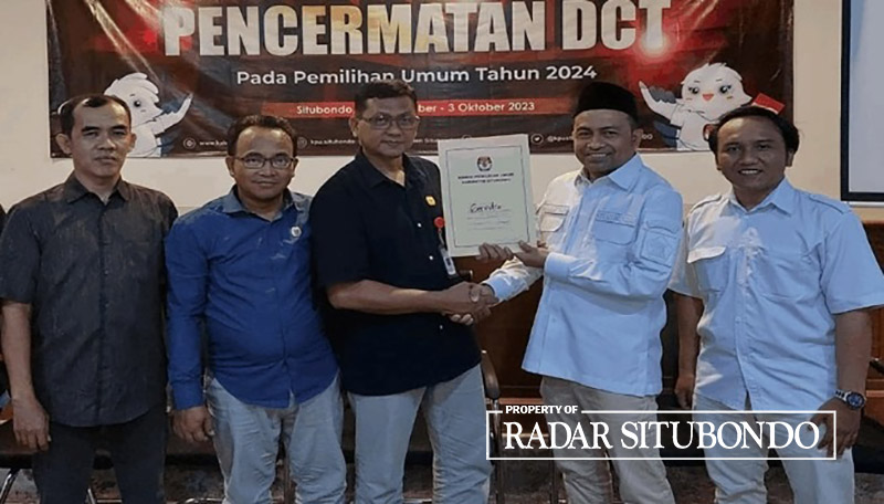 PENCERMATAN: Ketua KPU Situbondo Marwoto menerima dokumen perbaikan DCS dari salah satu partai politik, di ruang aula KPU Situbondo, Selasa (3/10) lalu.