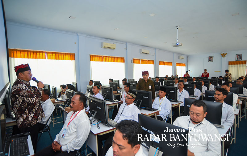 Kepala Dinas Pemberdayaan Masyarakat dan Desa (DPMD) Ahmad Faishol (berdiri) memberikan arahan kepada bacakades yang mengikuti tes CAT di kantor BPKD Banyuwangi, Senin (2/10).
