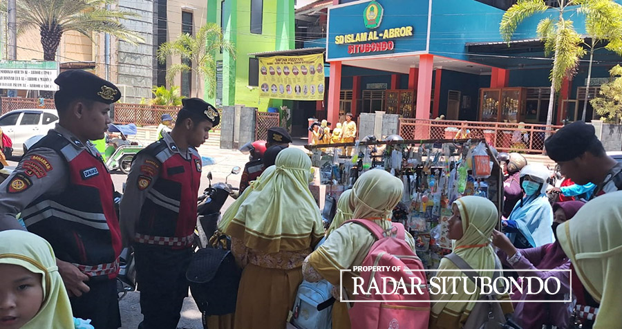 PATROLI PEDAGANG: Anggota Sabhara Polres Situbondo melakukan pengecekan pedagang mainan di depan SD Islam Al Abror, Kelurahan Dawuhan, Kecamatan/Kota Situbondo, Rabu (4/10).