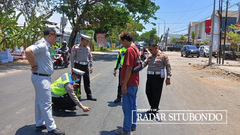 TINJAU ULANG: Anggota Kanitlaka Polres Situbondo melakukan olah Tempat Kejadian Perkara (TKP) di Jalan Raya Desa/Kecamatan Besuki, belum lama ini.