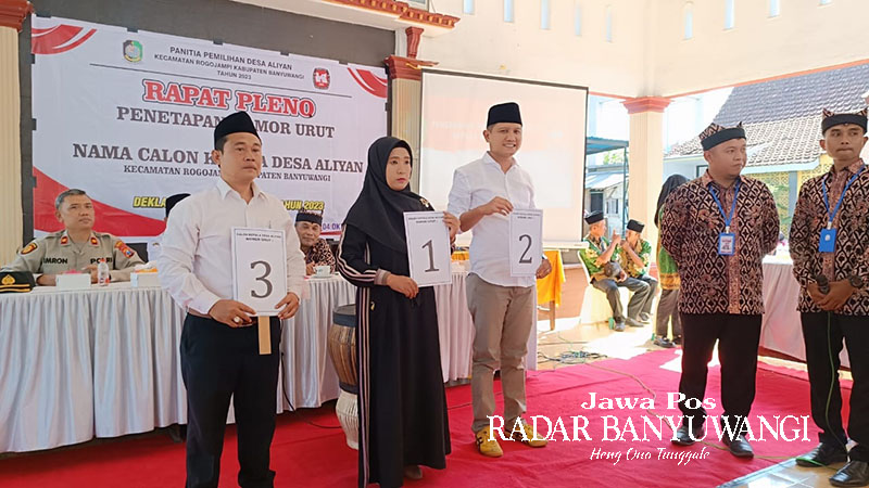 PEGANG NOMOR URUT: (Dari kiri) Agus Nur Bani Yusuf, Nur Hayati, dan Anton Sujarwo saat pengundian nomor urut calon kepala Desa Aliyan, Rogojampi, Banyuwangi, Rabu (4/10).