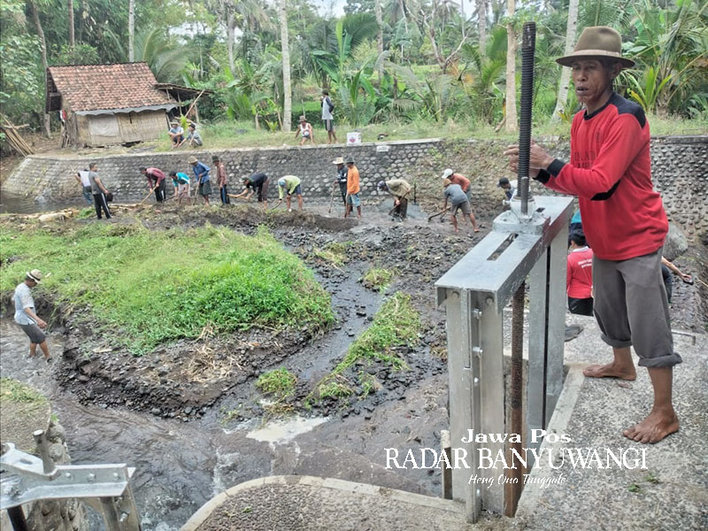 DEBIT AIR TURUN: Warga bersama Hippa ikut membersihkan Sungai Gulung yang mengaliri sawah mereka.