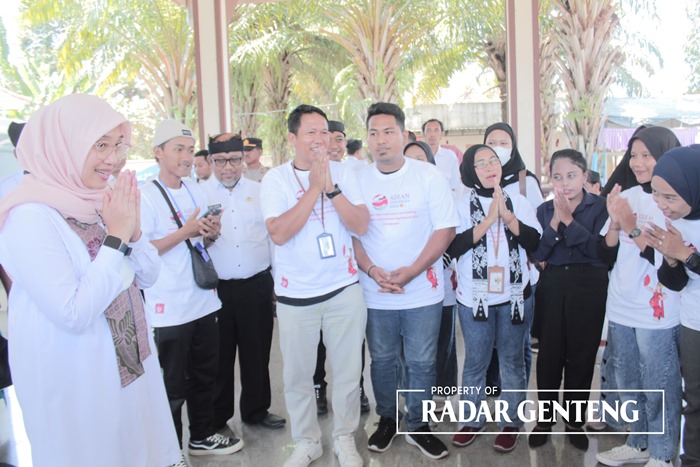 SIMBOLIS: Bupati Ipuk Fiestiendani (kiri) memberangkatkan tim tari Seret Konde Kampung Inklusi Sekar Wangi menuju Makassar di Pendapa Kantor Desa Bagorejo, Kecamatan Srono, Rabu (4/10).